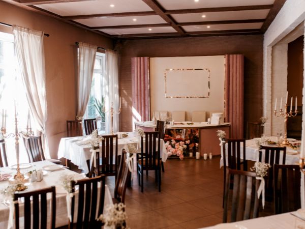 Chi phí trung bình của một nhà hàng tiệc cưới ở TP HCM là bao nhiêu?