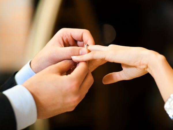 Đeo nhẫn cưới tay nào? Ý nghĩa là gì
