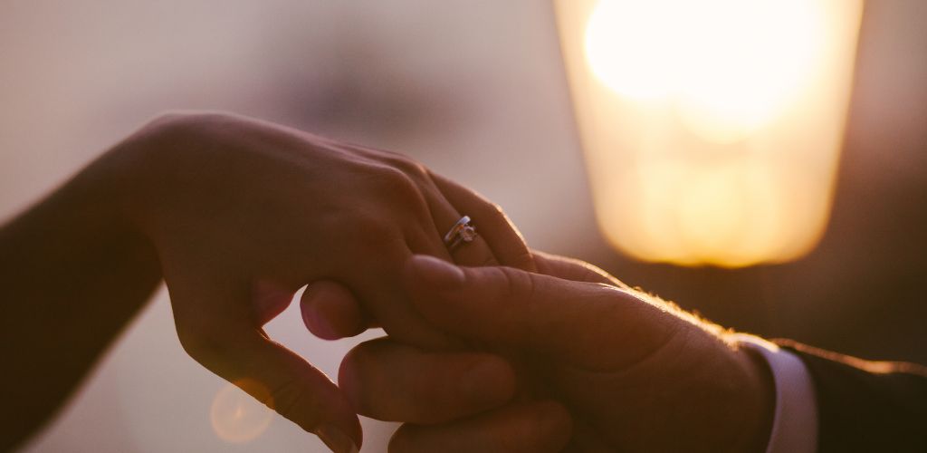 deo-nhan-cuoi-tay-nao-1.jpg (31 KB)