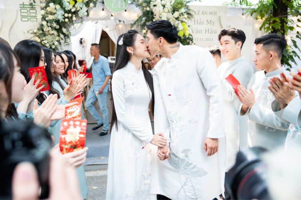 Chuyện tình lãng mạn của cầu thủ Đoàn Văn Hậu và Doãn Hải My