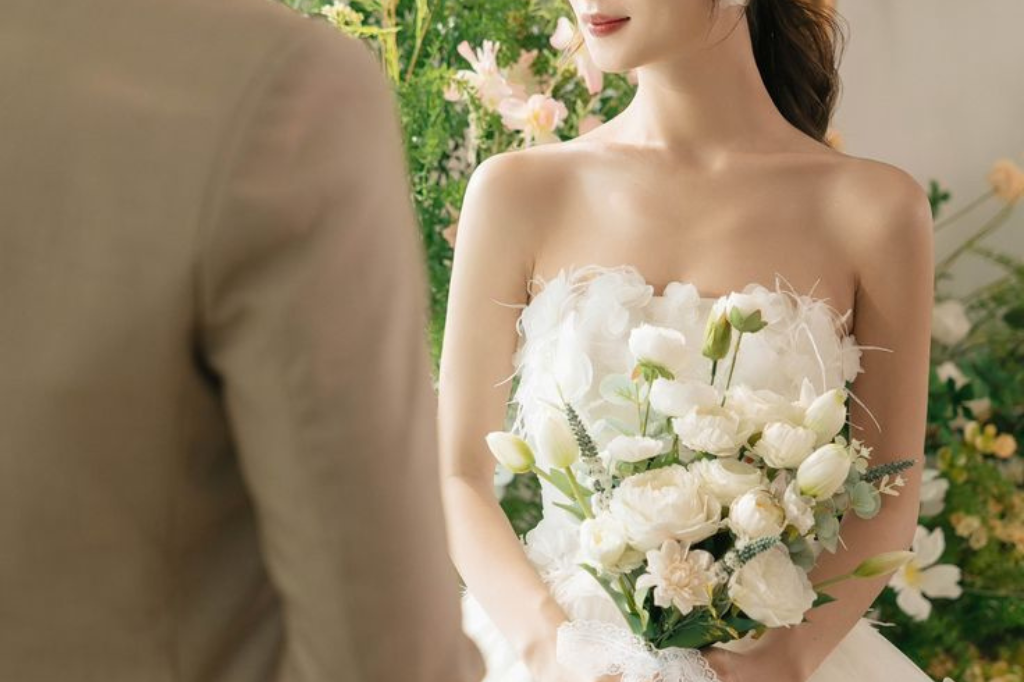 Vì sao phải đổi hoa khi 2 đám cưới gặp nhau